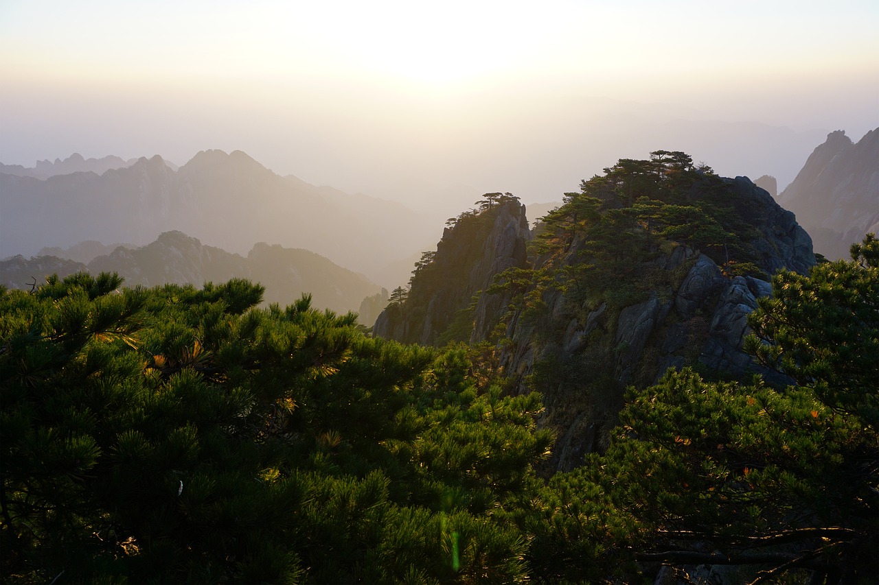 黄山山顶厕所过夜事件引热议，景区回应