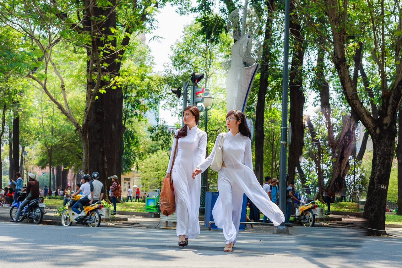 走进中国三大节日——春节、端午与中秋，感受传统文化的魅力