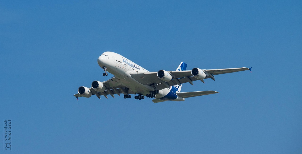 美国快递飞机空中喷火，航空安全事件引关注